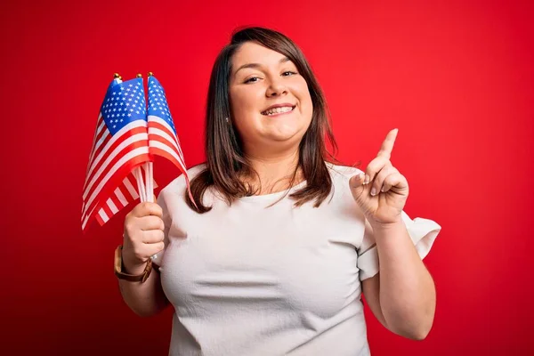 Красивая Плюс Размер Женщина Держит Соединенные Штаты Американского Флага Красном — стоковое фото