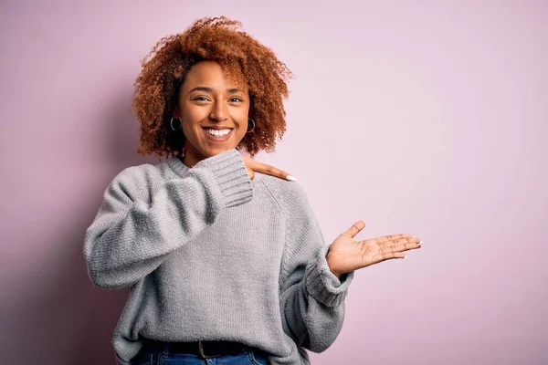 Junge Schöne Afrikanisch Amerikanische Afro Frau Mit Lockigem Haar Trägt — Stockfoto