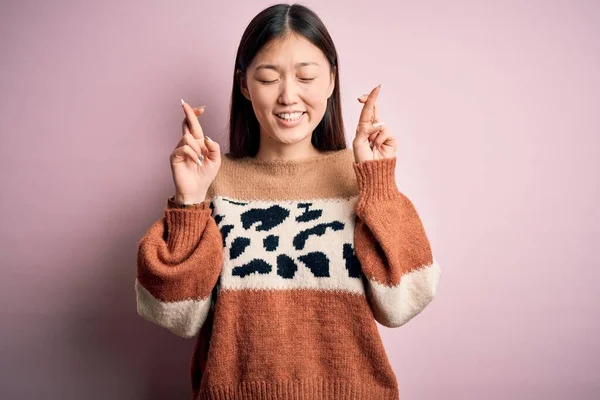 Joven Hermosa Mujer Asiática Vistiendo Animal Print Suéter Moda Sobre —  Fotos de Stock