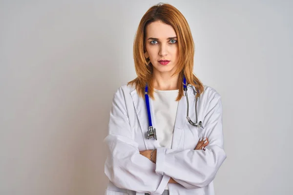 Mulher Médica Ruiva Caucasiana Vestindo Estetoscópio Sobre Fundo Isolado Cético — Fotografia de Stock