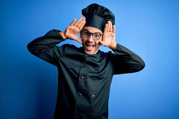 Joven Chef Guapo Con Uniforme Cocina Sombrero Sobre Fondo Azul —  Fotos de Stock
