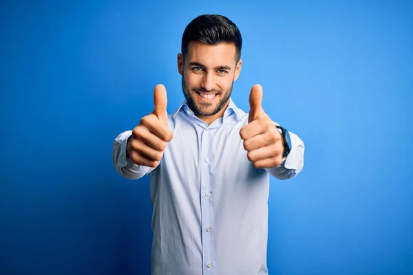 Homem Bonito Jovem Vestindo Camisa Elegante Sobre Fundo Azul Isolado — Fotografia de Stock