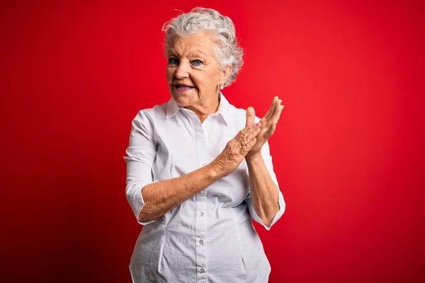 Starsza Piękna Kobieta Ubrana Elegancką Koszulę Stojąca Nad Odizolowanym Czerwonym — Zdjęcie stockowe