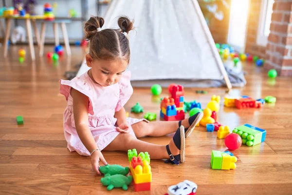 Joven Niño Hermoso Sentado Suelo Jugando Con Bloques Construcción Kindergaten — Foto de Stock