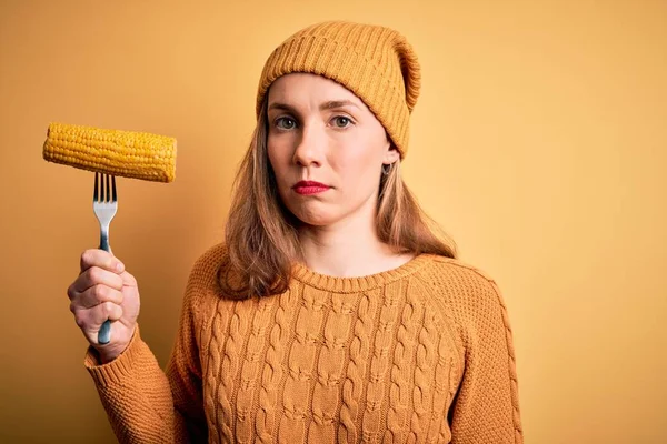 Mladá Krásná Blondýna Žena Drží Vidličku Kukuřicí Přes Izolované Žluté — Stock fotografie