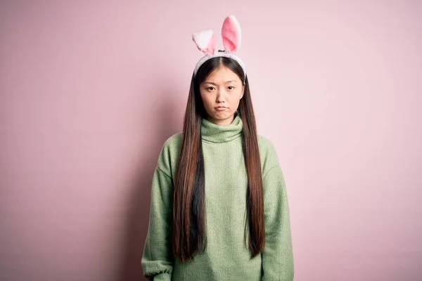 Jonge Aziatische Vrouw Draagt Schattige Paashaas Oren Roze Achtergrond Depressief — Stockfoto