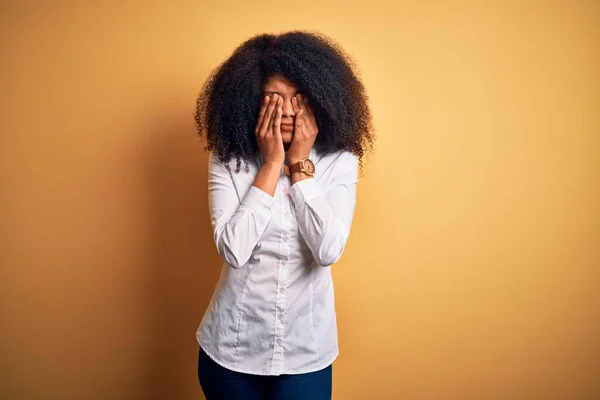 疲労感と頭痛のための黄色の背景摩擦目の上に立ってアフロの髪を持つ若い美しいアフリカ系アメリカ人のエレガントな女性 眠いと疲れた表情 ビジョンの問題 — ストック写真