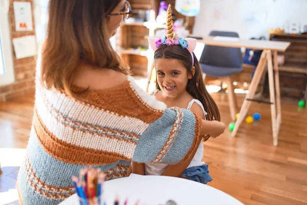 Mooie Leraar Peuter Dragen Eenhoorn Diadeem Rond Veel Speelgoed Kleuterschool — Stockfoto