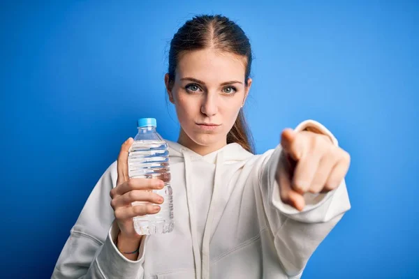 Junge Schöne Rothaarige Frau Die Sport Treibt Und Eine Flasche — Stockfoto