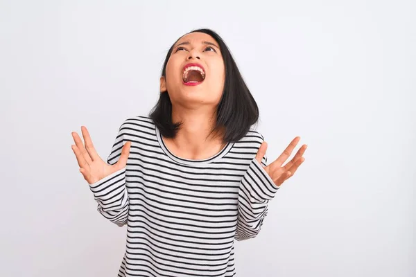 Junge Chinesin Gestreiftem Shirt Vor Isoliertem Weißem Hintergrund Verrückt Und — Stockfoto