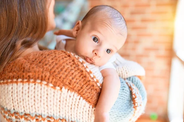 Fiatal Gyönyörű Kisbabája Otthon Állnak Anya Gazdaság Ölelés Újszülött — Stock Fotó
