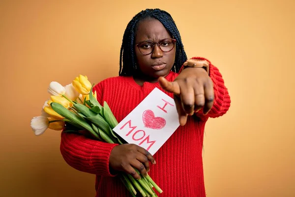 Taille Femme Afro Américaine Tenant Amour Message Maman Tulipes Sur — Photo