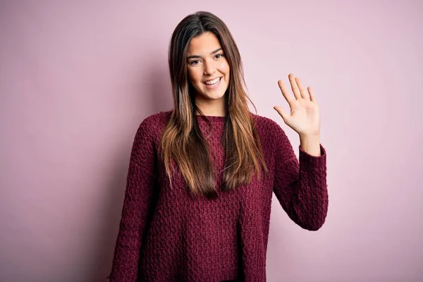 Ung Vacker Flicka Bär Casual Tröja Över Isolerad Rosa Bakgrund — Stockfoto