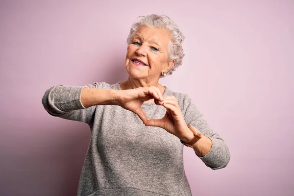 Ältere Schöne Frau Lässigem Shirt Vor Isoliertem Rosa Hintergrund Lächelnd — Stockfoto