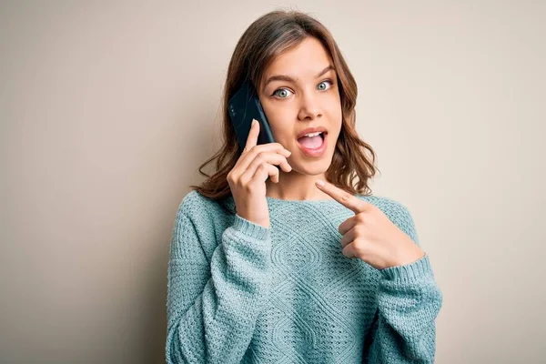 Giovane Ragazza Bionda Che Una Conversazione Smartphone Sfondo Isolato Molto — Foto Stock