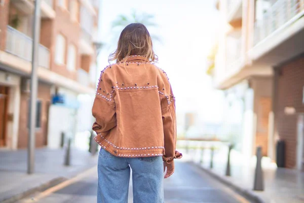 Giovane Bella Donna Che Indossa Abiti Moda Piedi Camminando Sul — Foto Stock