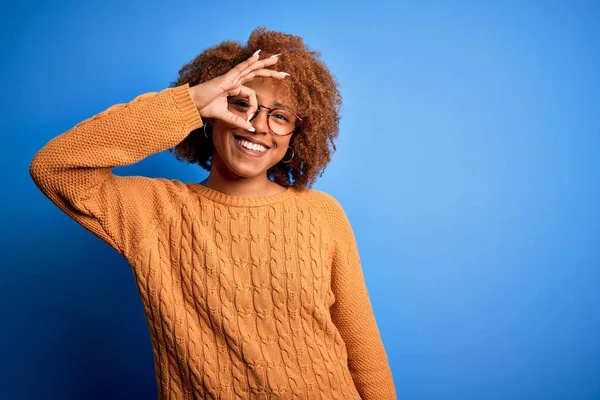 Fiatal Gyönyörű Afro Afro Göndör Haj Visel Alkalmi Pulóver Csinál — Stock Fotó