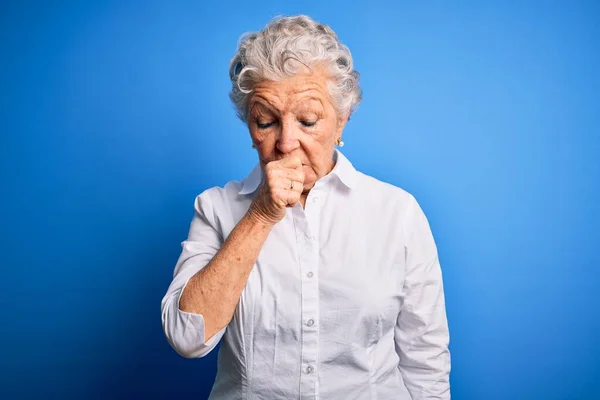 Ältere Schöne Frau Elegantem Hemd Das Über Isoliertem Blauem Hintergrund — Stockfoto