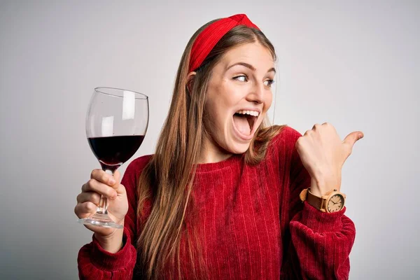 Giovane Bella Donna Rossa Bere Bicchiere Vino Rosso Sfondo Bianco — Foto Stock