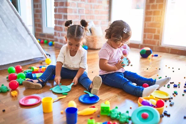 Adorabili Bambini Che Giocano Pasti Usando Cibo Plastica Giocattoli Posate — Foto Stock
