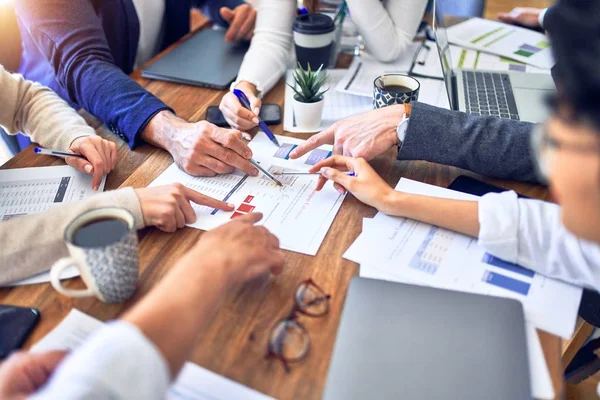 Gruppo Imprenditori Che Lavorano Insieme Ufficio — Foto Stock