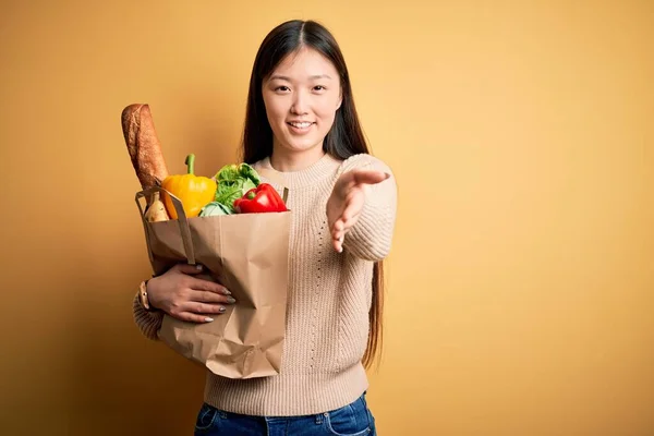 Young Asian Woman Holding Paper Bag Fresh Healthy Groceries Yellow — Stock Photo, Image