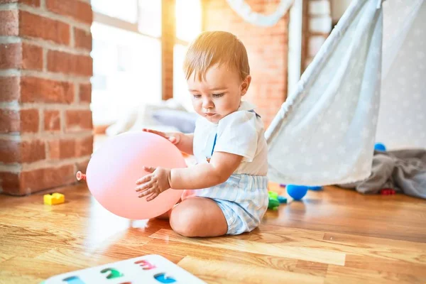 Anaokulunda Bir Sürü Oyuncakla Oynayan Sevimli Bir Çocuk — Stok fotoğraf
