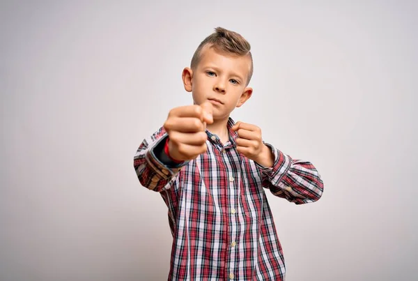 Joven Niño Caucásico Con Ojos Azules Usando Elegante Camisa Pie —  Fotos de Stock