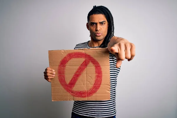 Jeune Bel Homme Afro Américain Avec Dreadlocks Tenant Bannière Avec — Photo