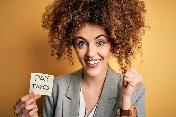 Młoda Kobieta Biznesu Kręconymi Włosami Trzyma Podatki Płacić Przypomnienie Rządu — Zdjęcie stockowe