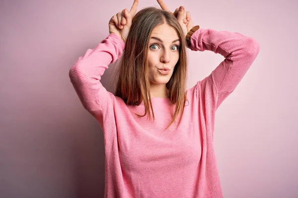 Joven Mujer Pelirroja Hermosa Usando Suéter Casual Sobre Fondo Rosa — Foto de Stock