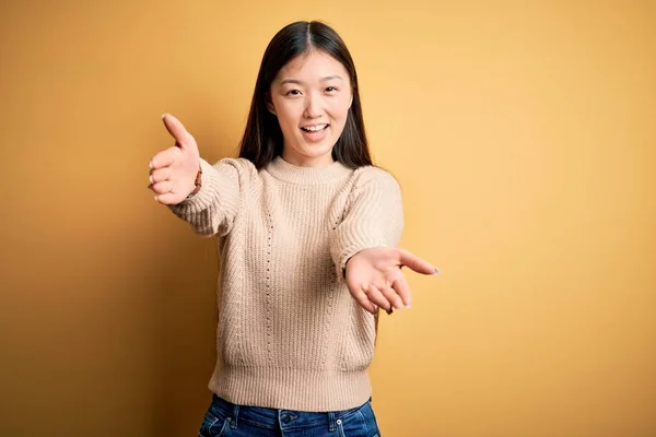 Junge Schöne Asiatische Frau Lässigem Pullover Vor Gelbem Hintergrund Die — Stockfoto