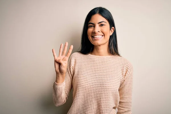 Ung Vacker Latinamerikansk Kvinna Bär Elegant Rosa Tröja Över Isolerad — Stockfoto