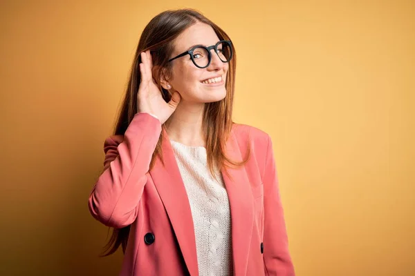 Junge Schöne Rothaarige Frau Mit Jacke Und Brille Vor Isoliertem — Stockfoto