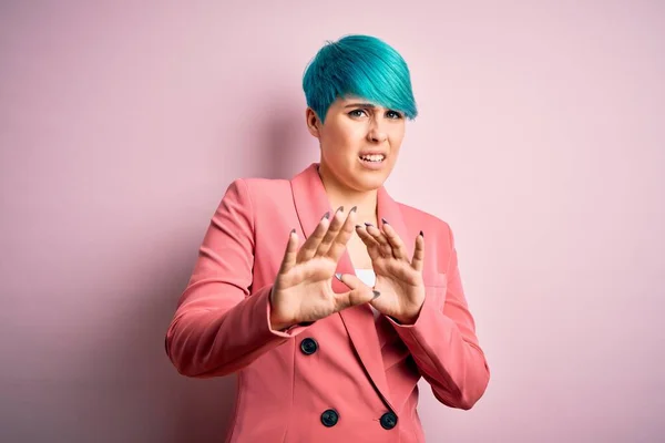 Fiatal Gyönyörű Üzletasszony Kék Divat Haj Visel Kabát Felett Rózsaszín — Stock Fotó