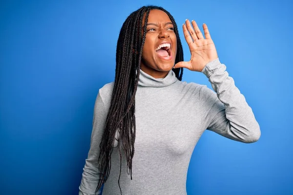 Jeune Femme Afro Américaine Debout Portant Col Roulé Décontracté Sur — Photo