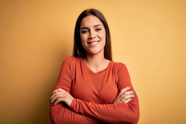 Junge Schöne Brünette Frau Lässigem Shirt Vor Gelbem Hintergrund Glücklich — Stockfoto