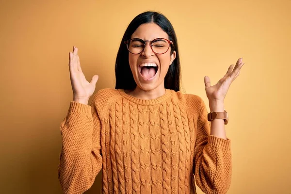 Jonge Mooie Latijns Amerikaanse Vrouw Draagt Een Bril Gele Geïsoleerde — Stockfoto