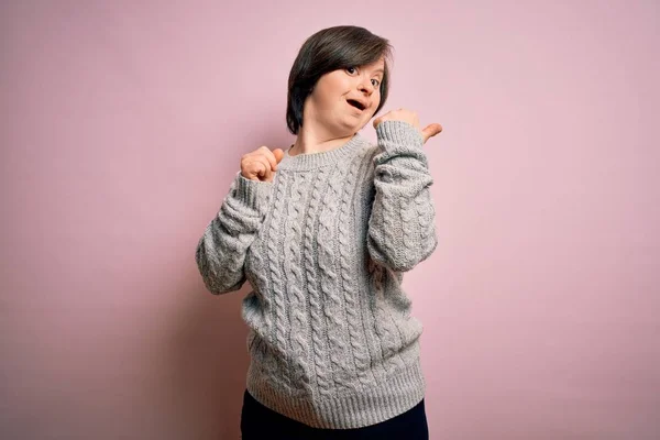 Giovane Donna Sindrome Indossa Maglione Casual Sfondo Isolato Sorridente Con — Foto Stock