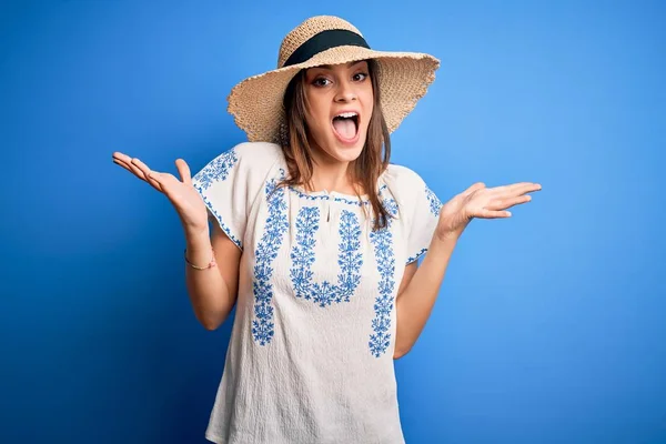 Joven Mujer Morena Hermosa Con Camiseta Casual Sombrero Verano Sobre — Foto de Stock