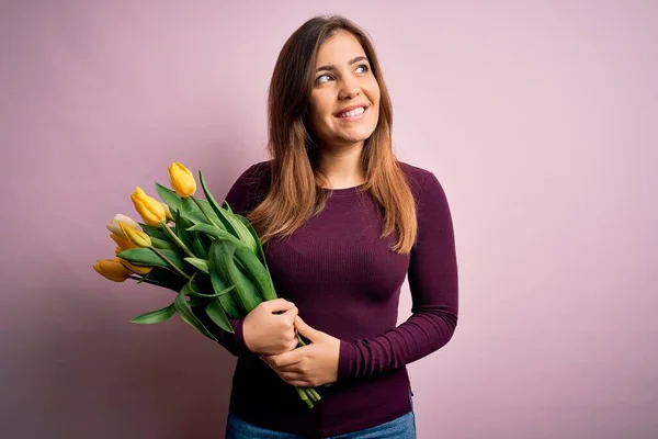 Jonge Blonde Vrouw Met Romantische Boeket Van Gele Tulpen Bloemen — Stockfoto