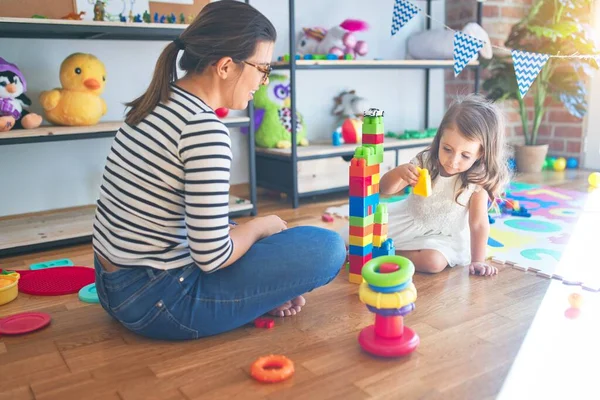 Schöne Lehrerin Und Kleinkind Spielen Kindergarten Mit Bauklötzen Jede Menge — Stockfoto