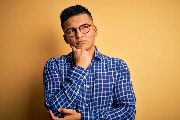 Homem Latino Bonito Jovem Vestindo Camisa Casual Óculos Sobre Fundo — Fotografia de Stock