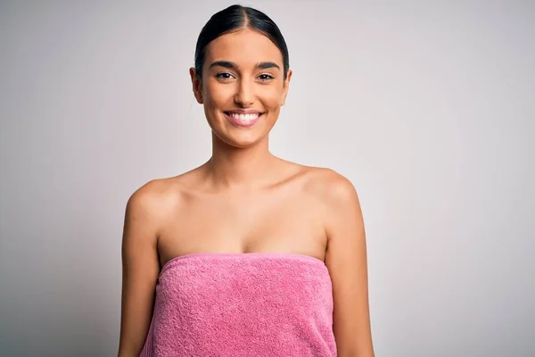 Junge Schöne Brünette Frau Trägt Handtuch Nach Dusche Über Isolierten — Stockfoto