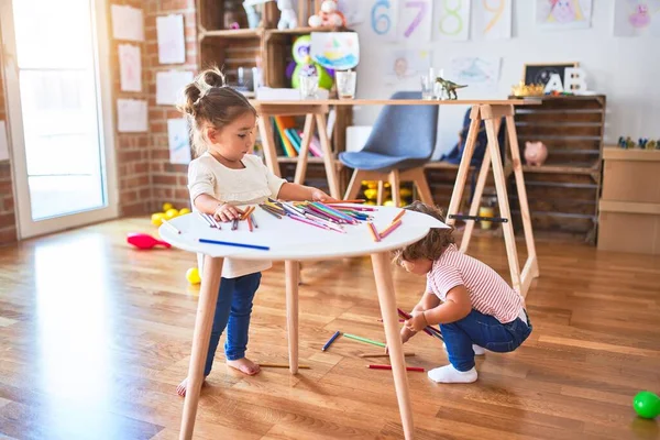 Adorabile Bambini Che Giocano Con Sacco Matite Colorate Sul Tavolo — Foto Stock