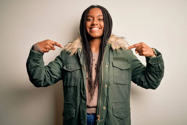 Giovane Donna Afro Americana Che Indossa Parka Invernale Sfondo Isolato — Foto Stock