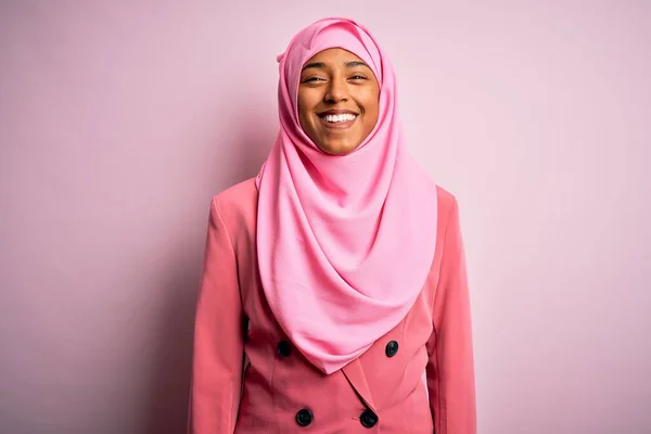 Junge Afroamerikanische Afro Frau Trägt Muslimischen Hijab Über Isoliertem Rosa — Stockfoto