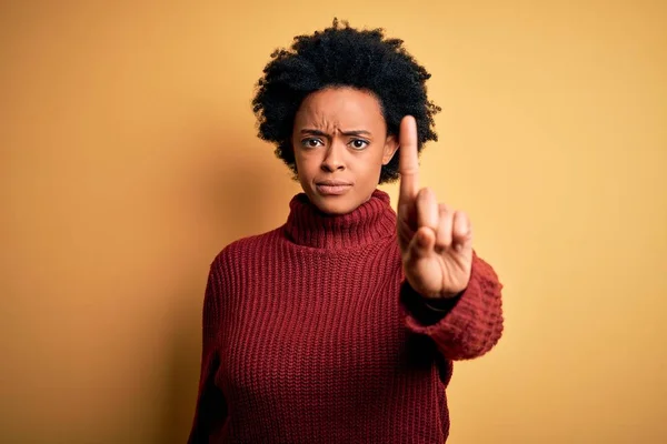 Jovem Bela Afro Americano Africano Mulher Com Cabelo Encaracolado Vestindo — Fotografia de Stock