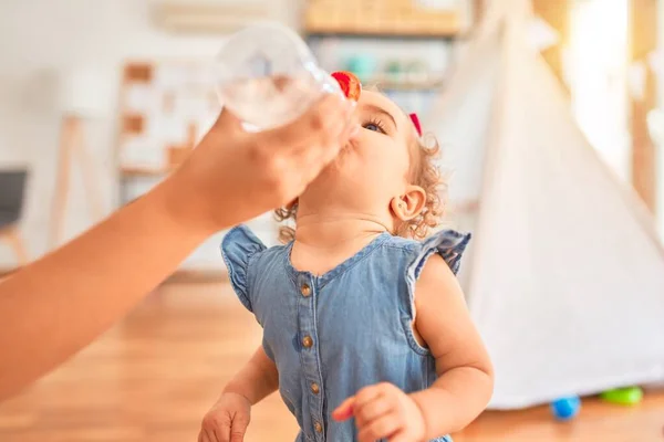 Prachtige Kaukasische Baby Spelen Met Speelgoed Kleurrijke Speelkamer Gelukkig Speels — Stockfoto