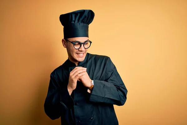 Joven Chef Brasileño Con Uniforme Cocina Sombrero Sobre Fondo Amarillo —  Fotos de Stock